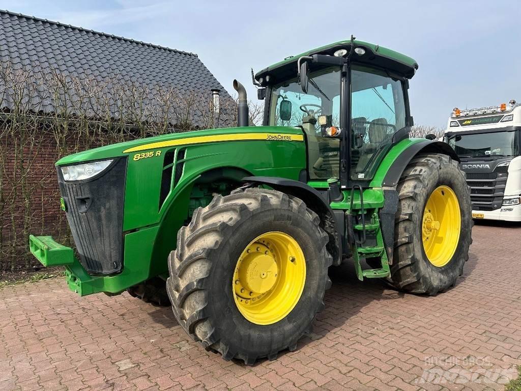 John Deere 8335R الجرارات
