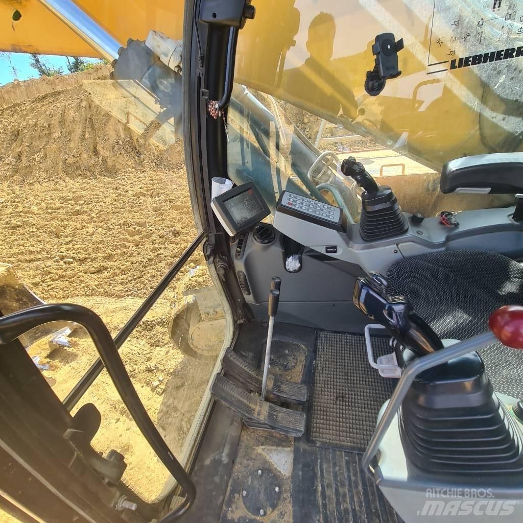Liebherr R 936 LC حفارات زحافة