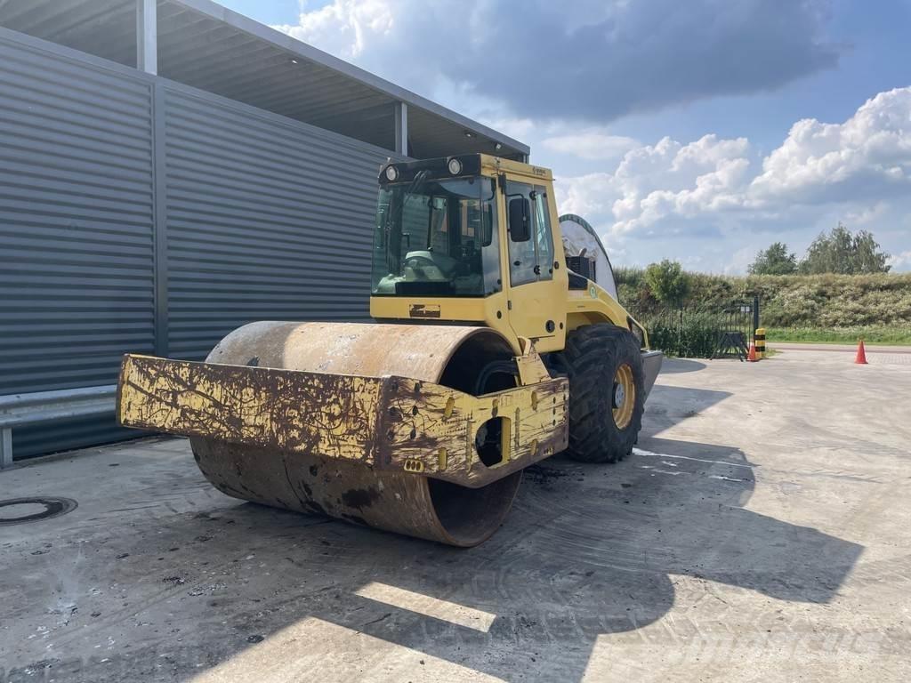 Bomag BW 216 DH-4 مداحل أحادية الأسطوانة