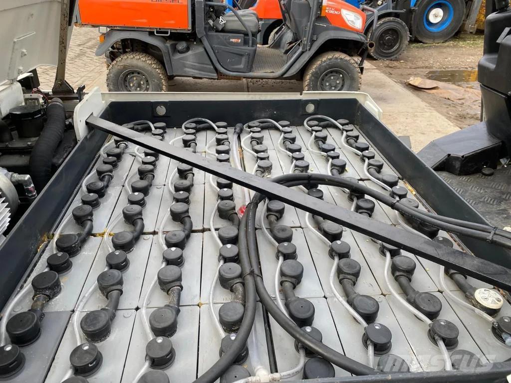 CAT EP30K-PAC شاحنات ذات رافعات شوكية تعمل بالكهرباء