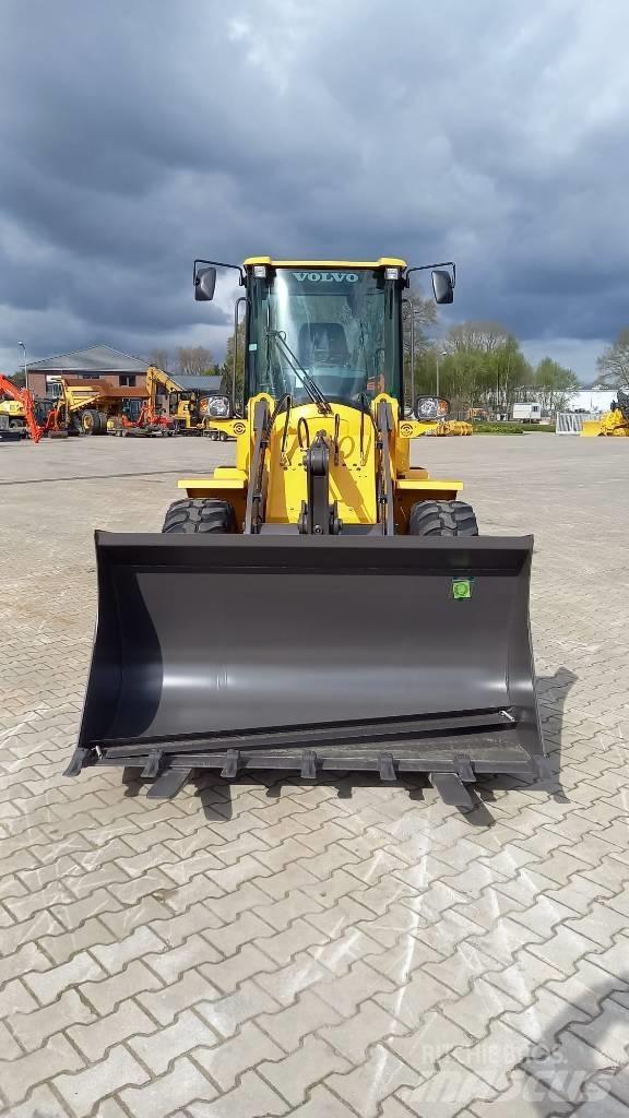 Volvo L 30 G لوادر بعجل