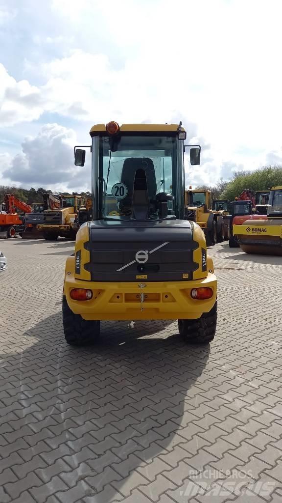 Volvo L 30 G لوادر بعجل