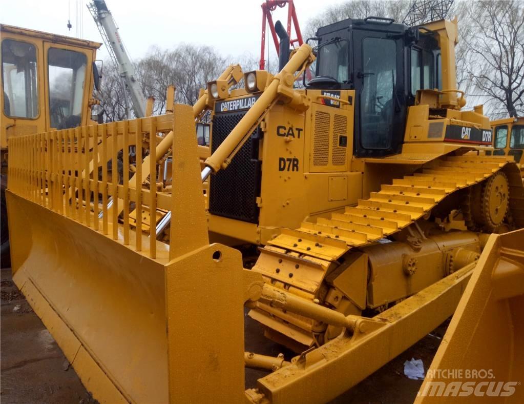 CAT D 7 R بلدوزرات مجنزرة