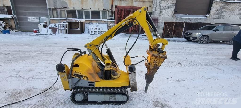 Brokk 90 حفارات هدم