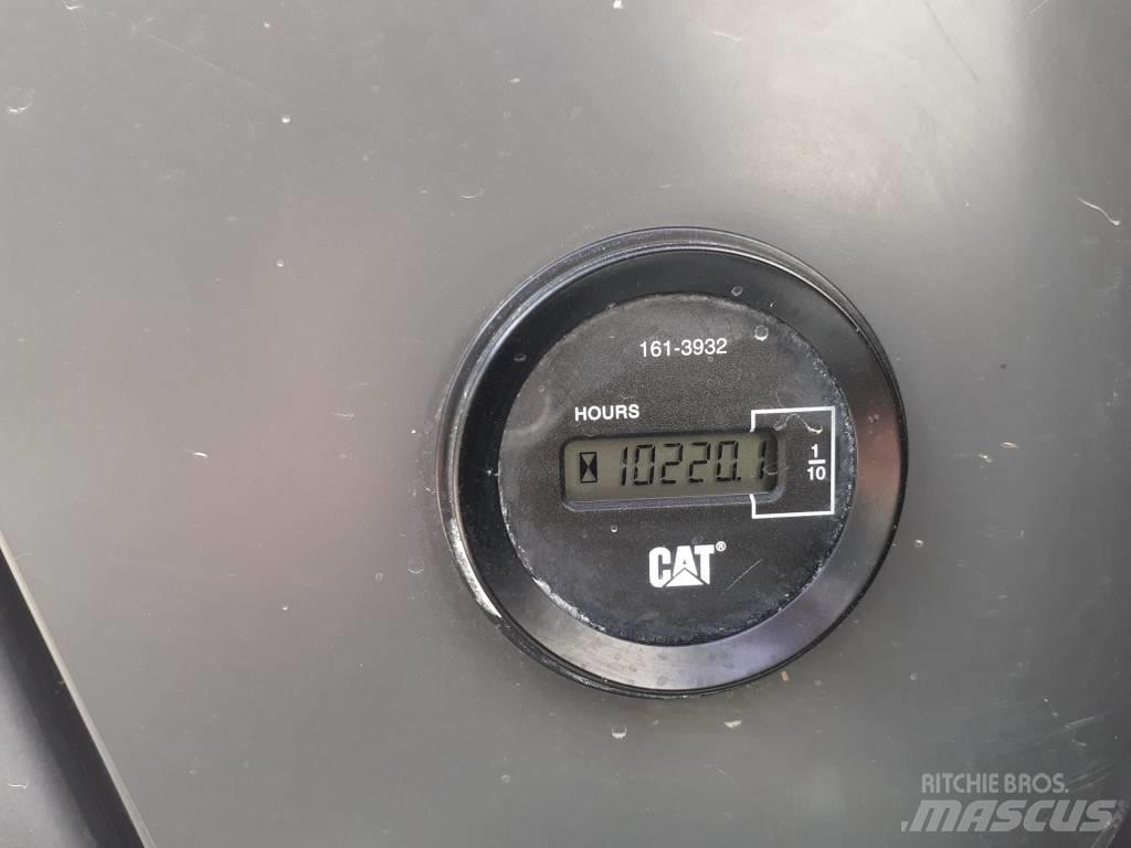 CAT 319 D L حفارات زحافة