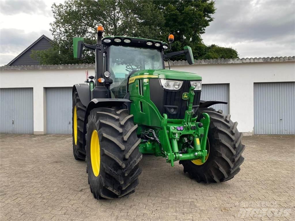 John Deere 6R 215 الجرارات