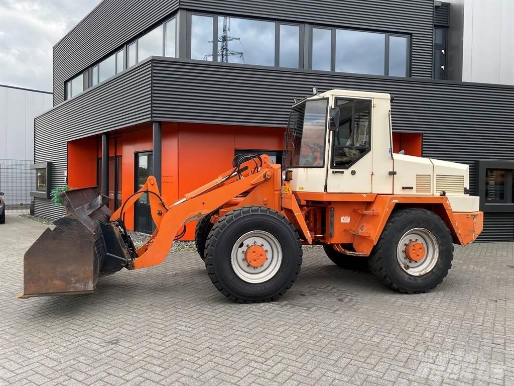 Schaeff SKS 661 لوادر بعجل