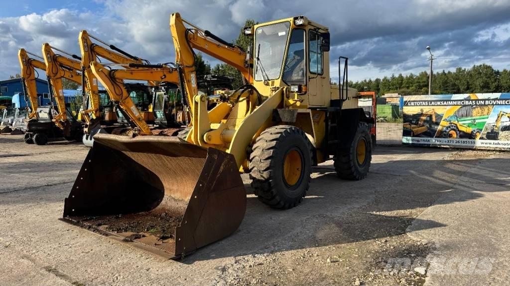 Komatsu WA 200 لوادر بعجل