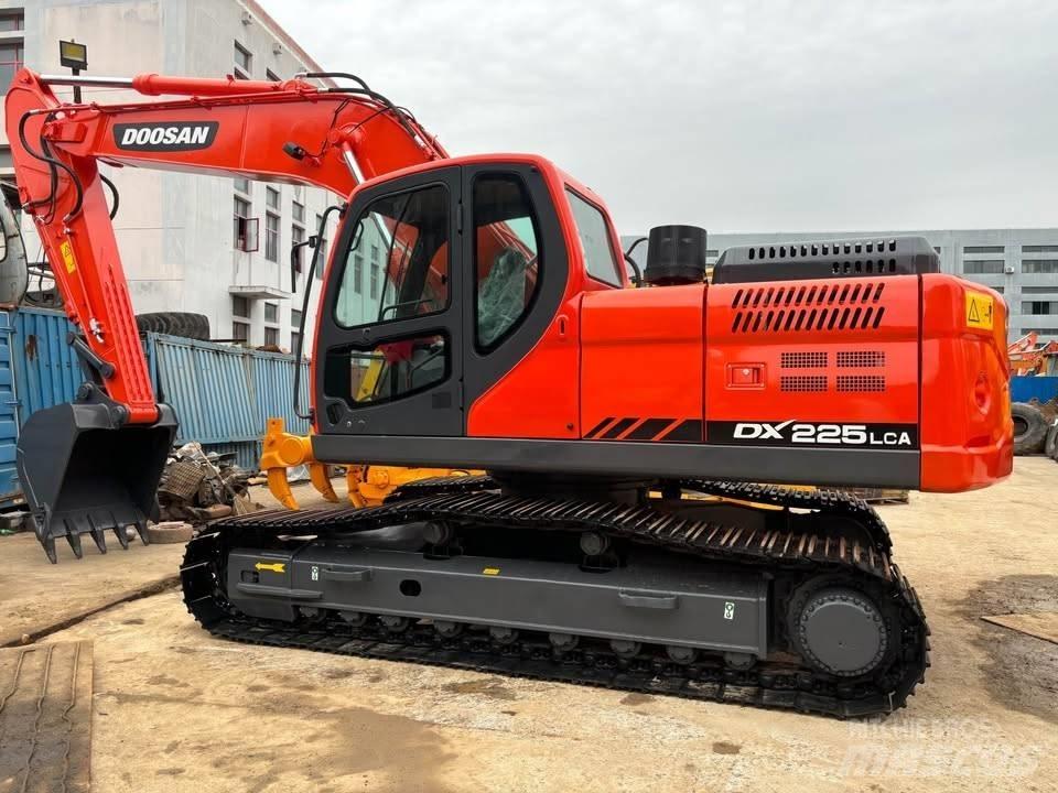 Doosan DX 225 LCA حفارات زحافة
