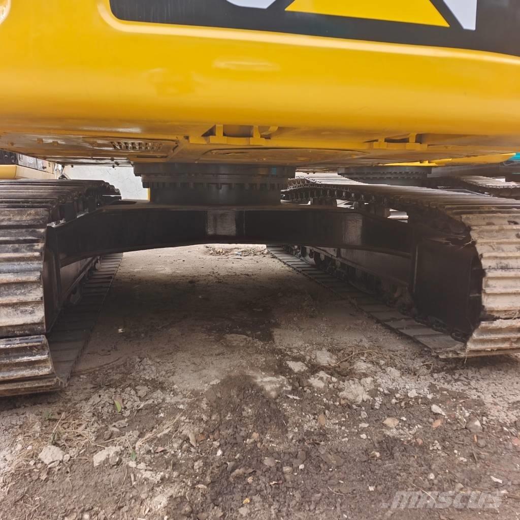 CAT 320 D 2 حفارات زحافة