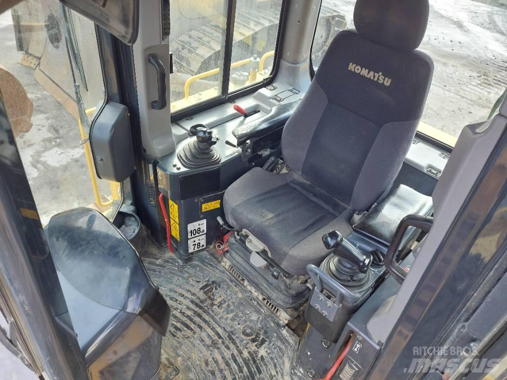 Komatsu D65PX-18 بلدوزرات مجنزرة
