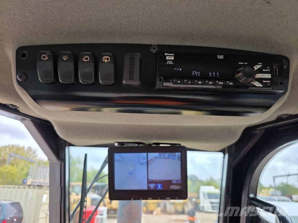 CAT D 5 K 2 LGP بلدوزرات مجنزرة