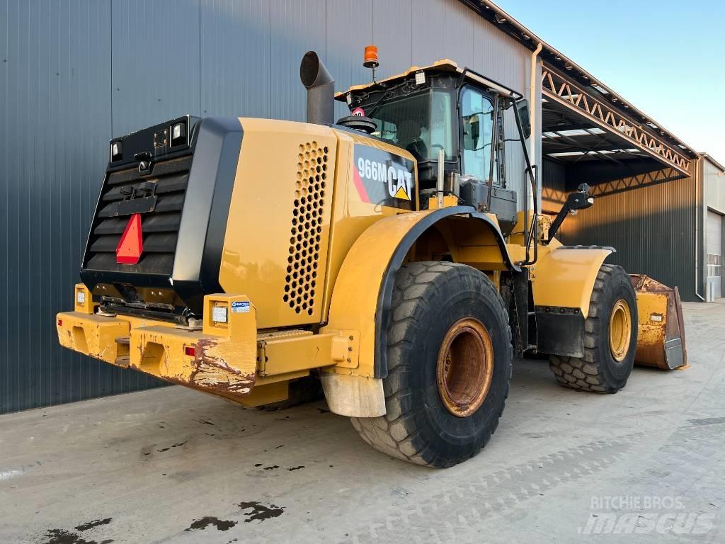 CAT 966M لوادر بعجل