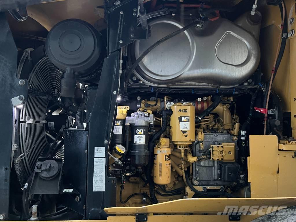 CAT 930M لوادر بعجل