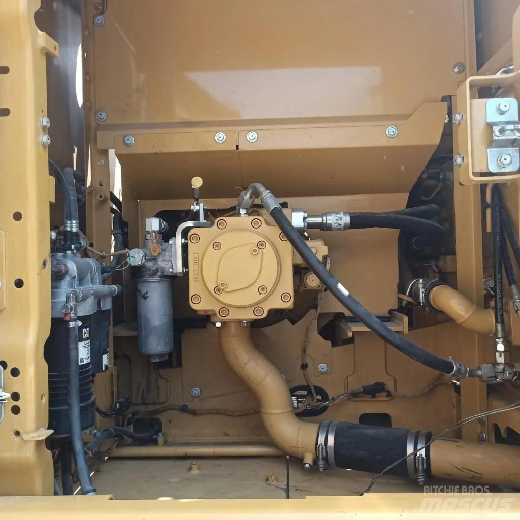 CAT 320 حفارات زحافة