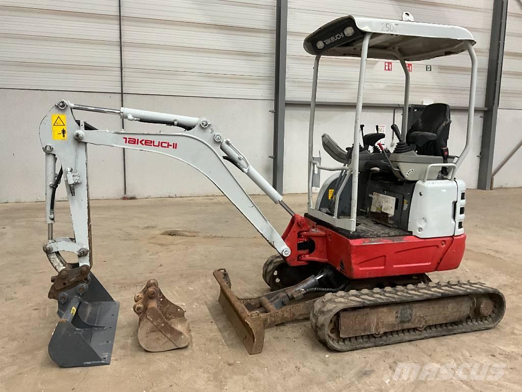 Takeuchi TB 215 R حفارات صغيرة أقل من 7 طن (حفارات صغيرة)