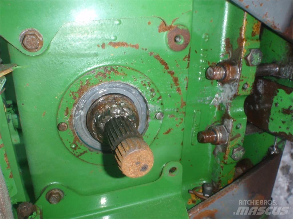 John Deere 7600 الجرارات