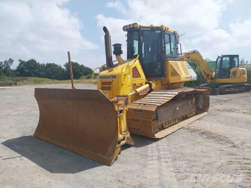 Komatsu D61PX-23 بلدوزرات مجنزرة