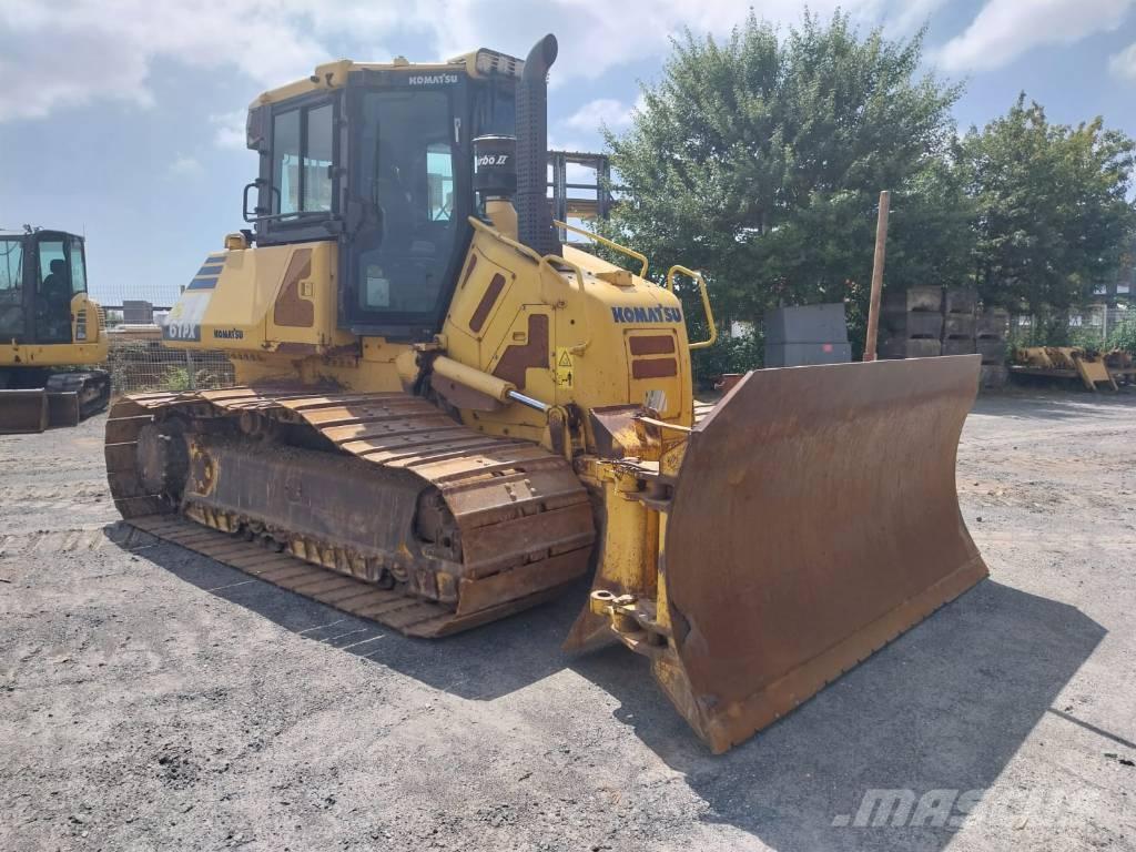 Komatsu D61PX-23 بلدوزرات مجنزرة