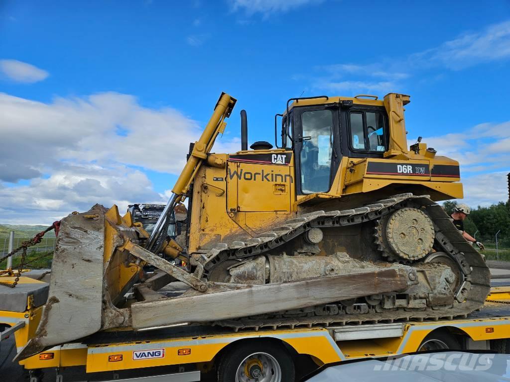 CAT D 6 بلدوزرات مجنزرة