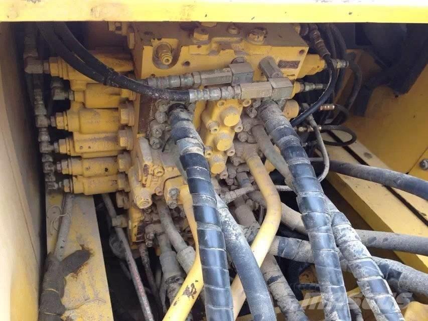 Komatsu pc220-7 حفارات زحافة