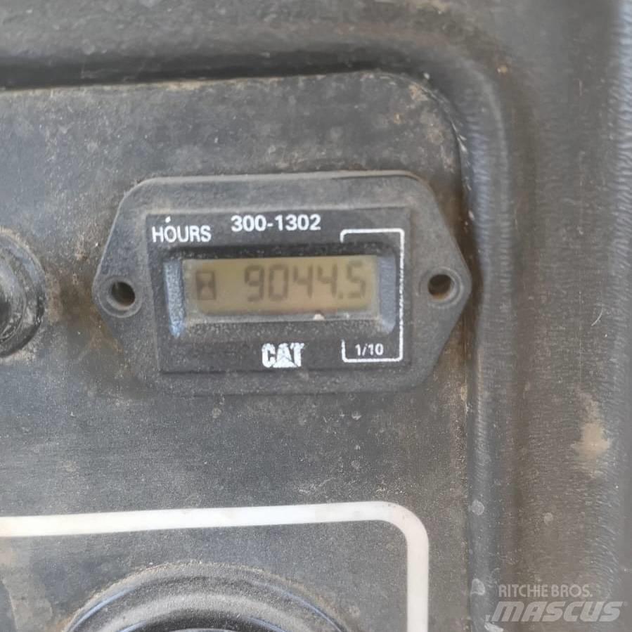 CAT D 8 R بلدوزرات مجنزرة