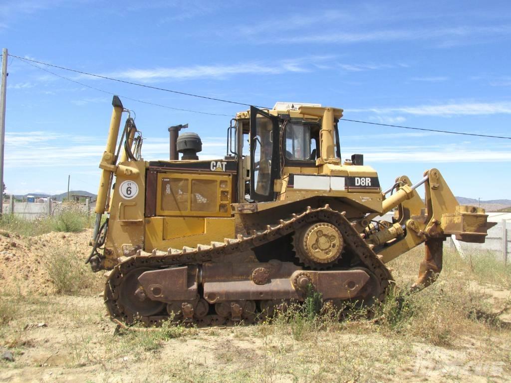 CAT D 8 R بلدوزرات مجنزرة