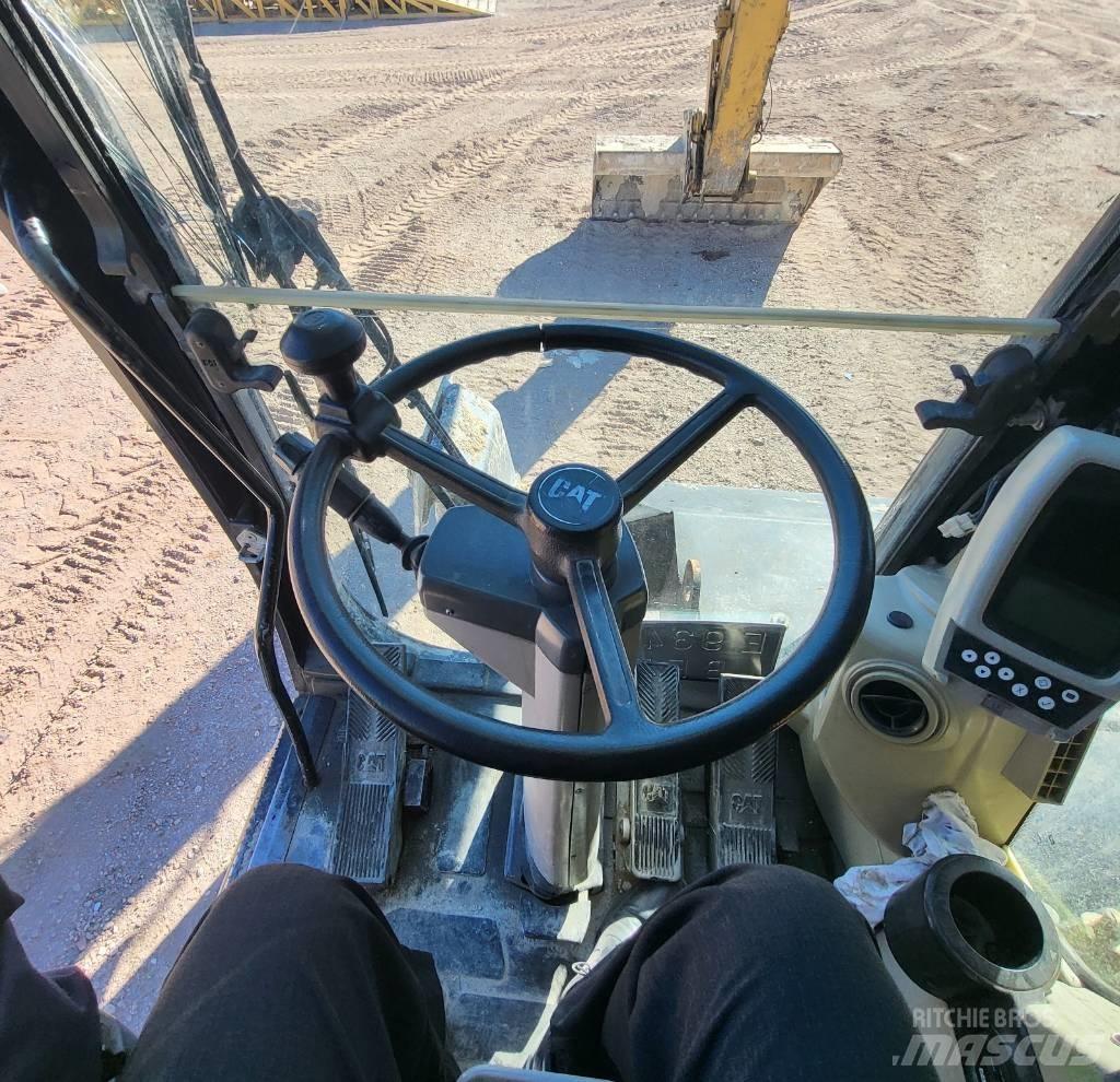 CAT M 322 C HCR حفارات بعجل