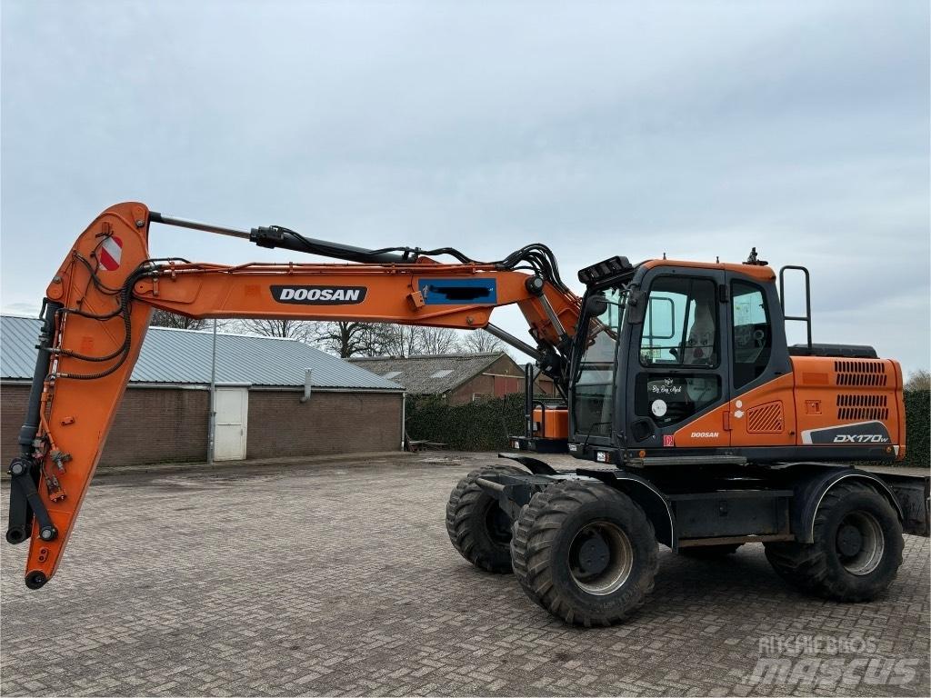 Doosan DX 170 W حفارات بعجل