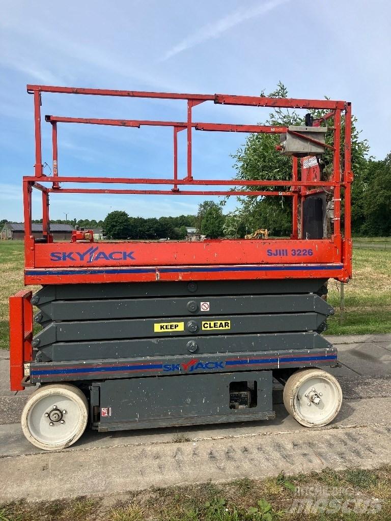 SkyJack 3226 رافعات مقصية الشكل