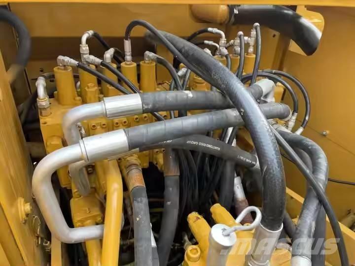 CAT 320 C حفارات زحافة