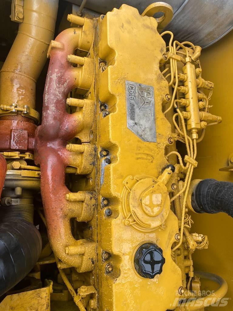 CAT 320 D حفارات زحافة