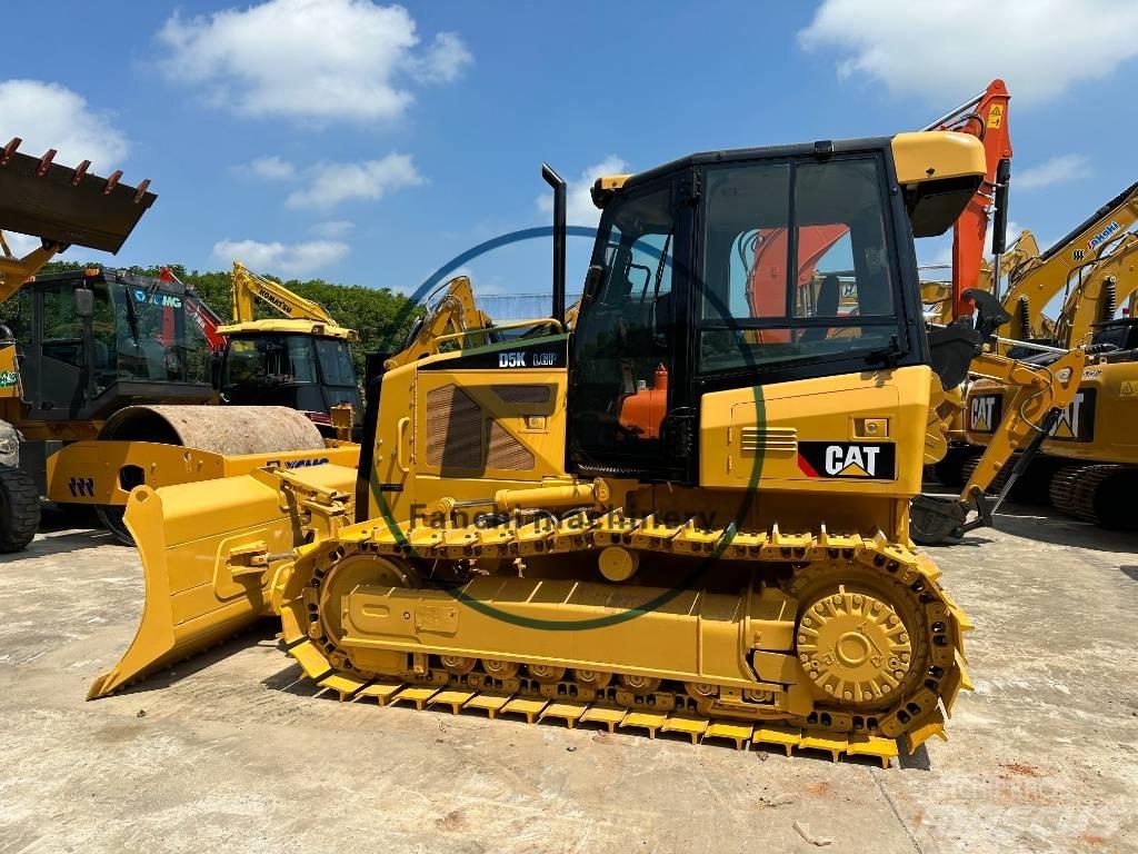CAT D 5 K بلدوزرات مجنزرة