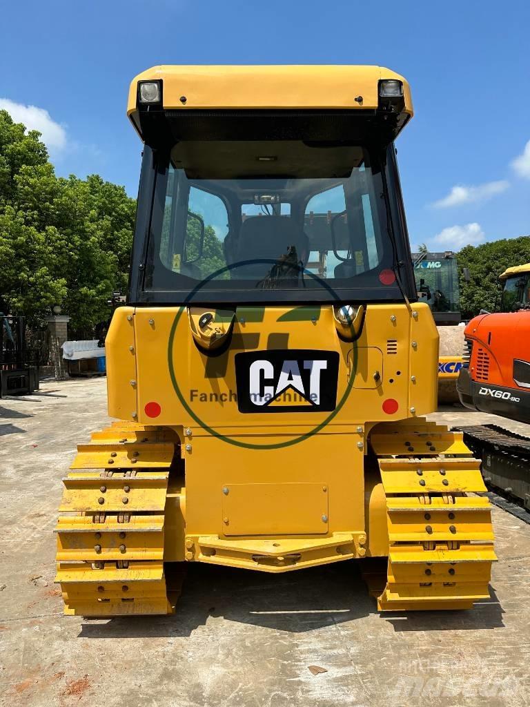 CAT D 5 K بلدوزرات مجنزرة