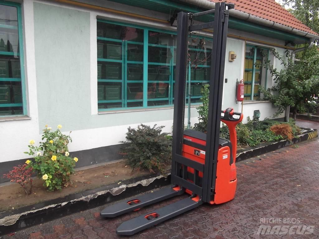 Linde L12 /379/ V-2097 شاحنات مناولة ذاتية الدفع