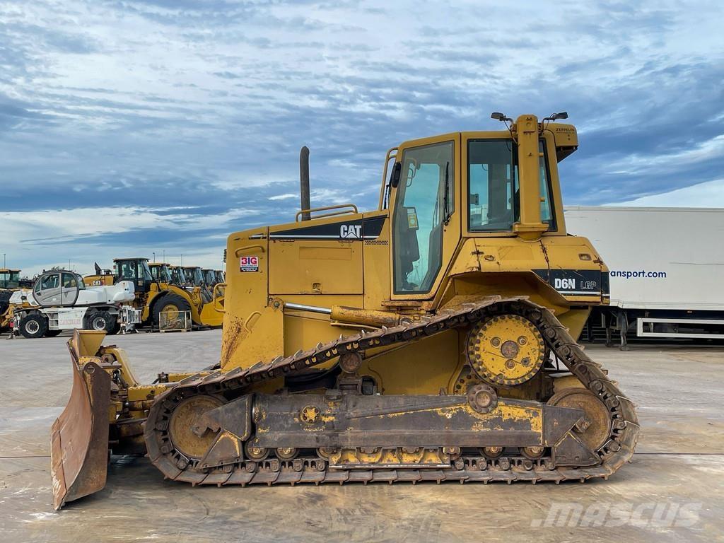 CAT D6N LGP بلدوزرات مجنزرة