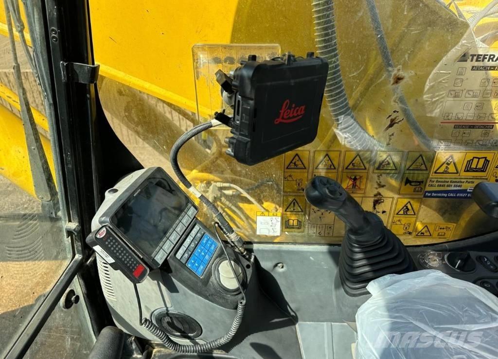 Komatsu HB 215LC-3 حفارات زحافة