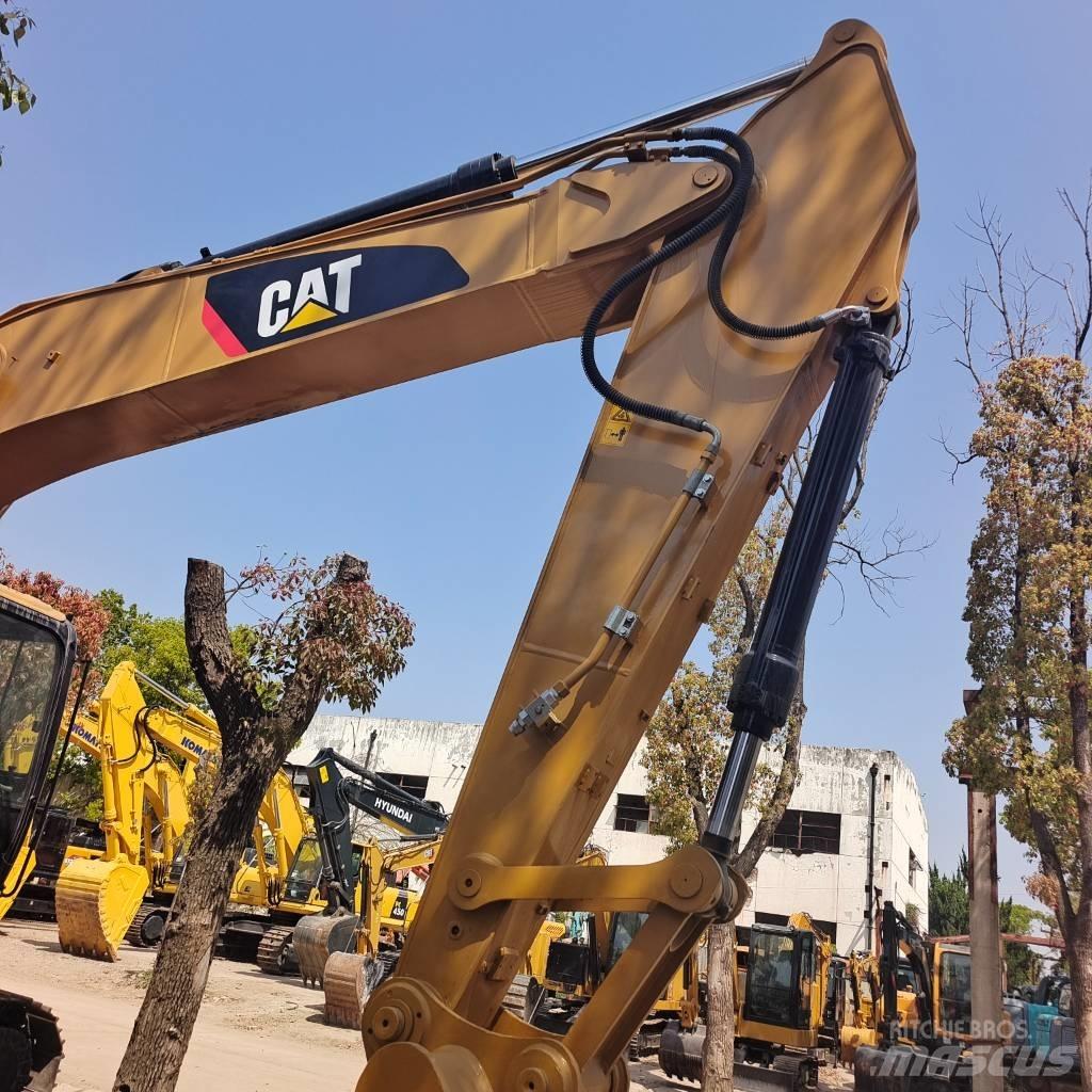 CAT 320 D حفارات زحافة
