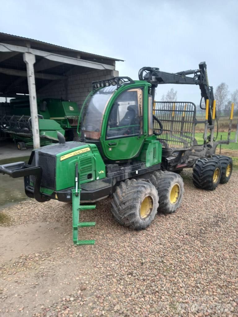 John Deere 810E شاحنات