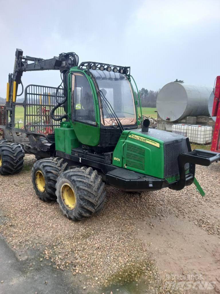 John Deere 810E شاحنات