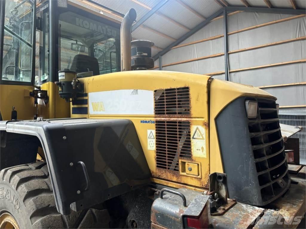 Komatsu WA250PZ-5 لوادر بعجل