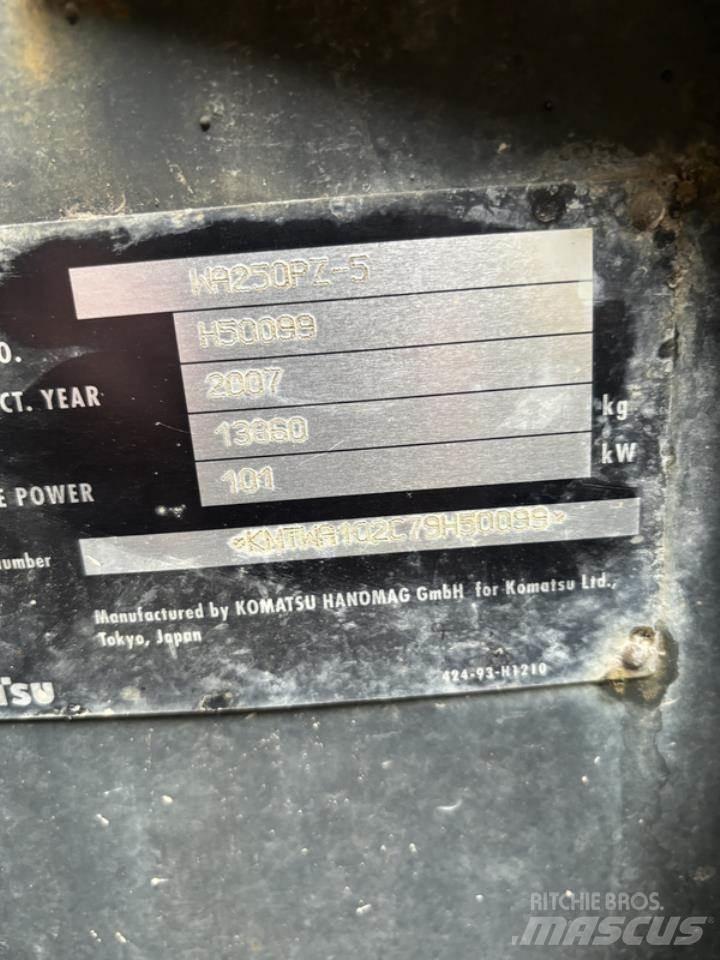 Komatsu WA250PZ-5 لوادر بعجل