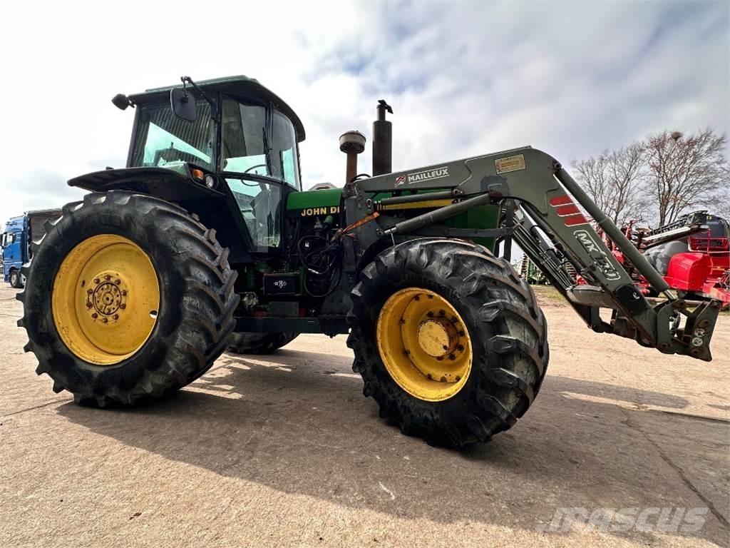 John Deere 4055 الجرارات