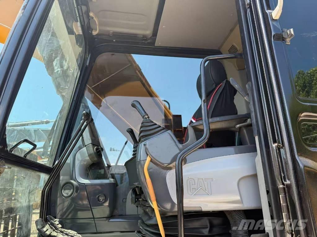 CAT 320 D حفارات زحافة
