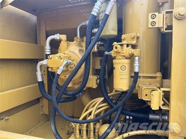 CAT 320D حفارات زحافة