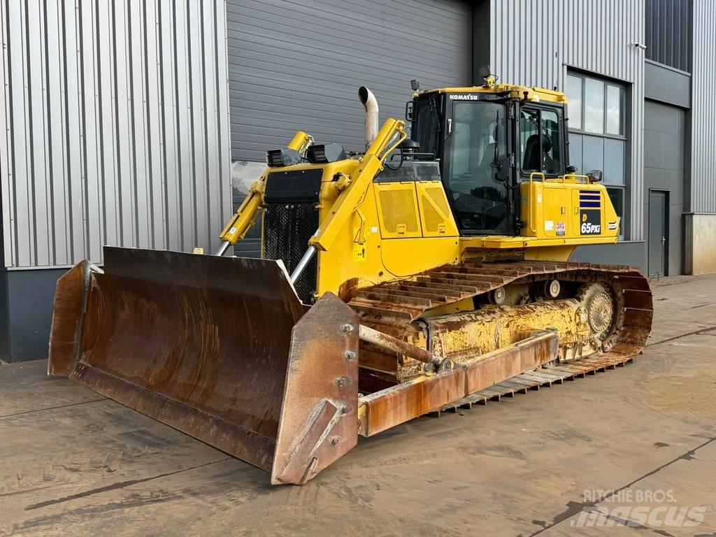 Komatsu D65PXi-18 بلدوزرات مجنزرة