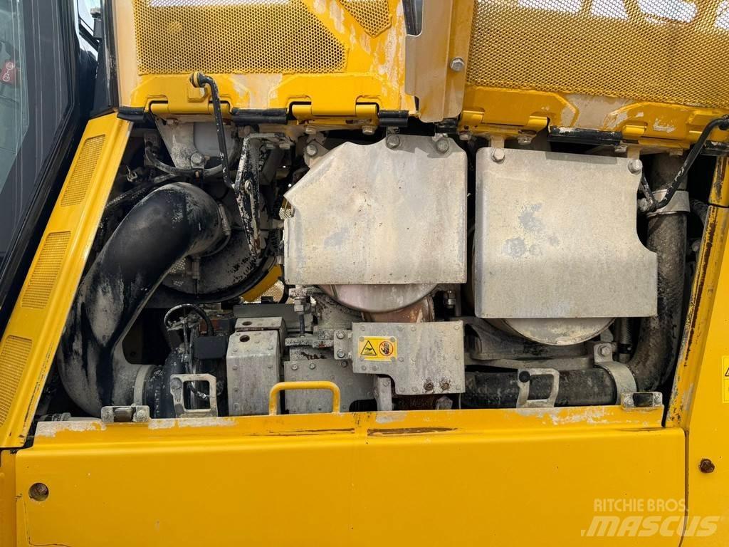 Komatsu D65PXi-18 بلدوزرات مجنزرة