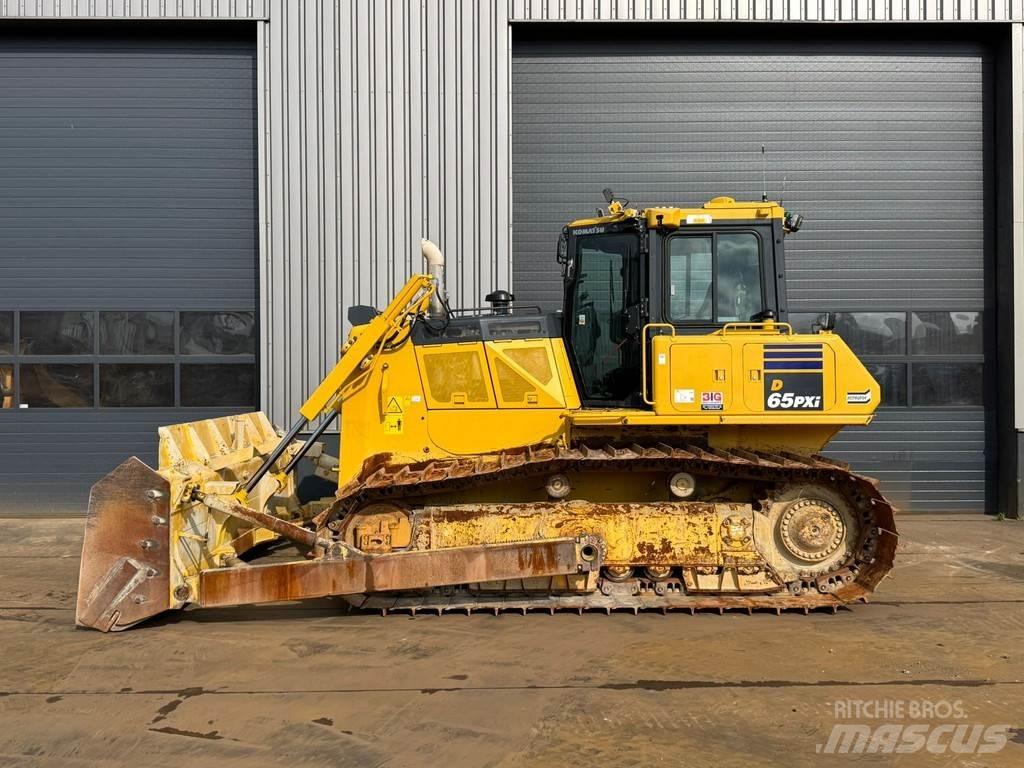 Komatsu D65PXi-18 بلدوزرات مجنزرة