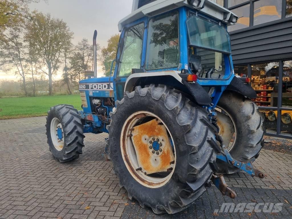 Ford 8210 الجرارات