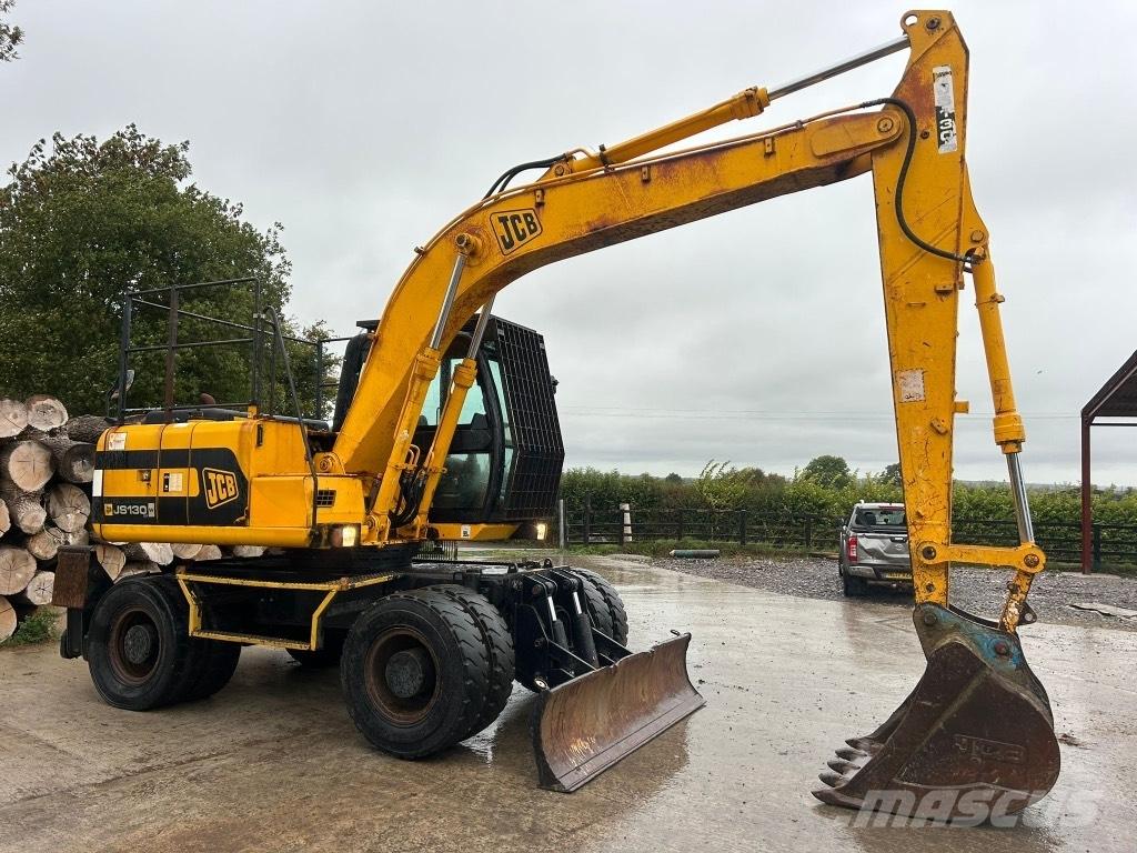 JCB JS 130 W حفارات بعجل